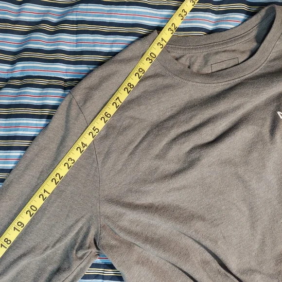 The North Face Men's Small Heather Grey Long Sleeve Graphic Hit Logo Tee EUC - Picture 10 of 10